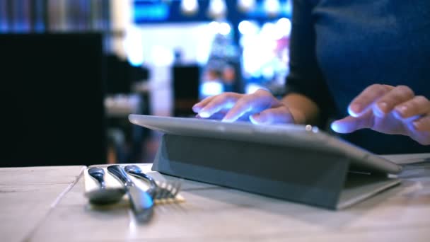 Mujer escribiendo mensaje o correo electrónico en la almohadilla en la cafetería — Vídeo de stock