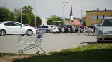 Bölge boş alışveriş sepeti ile otopark üzerinde trafik Timelapse