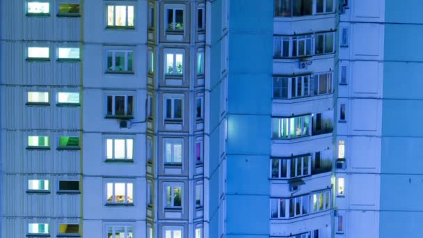 Timelapse of multistorey building with twilnkling lights in late evening — Stock Video