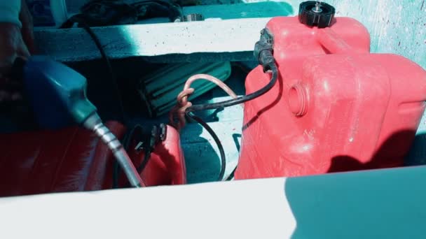 Homem tanque de abastecimento de um barco a motor antes de viajar — Vídeo de Stock