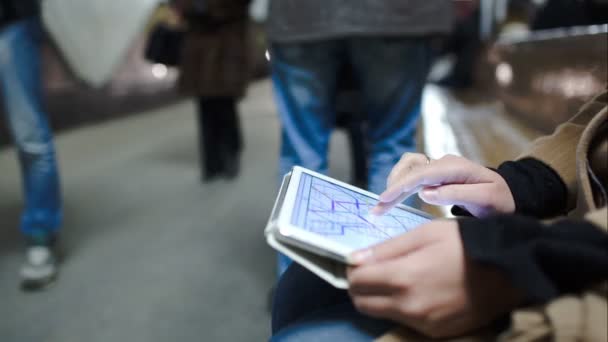 Frau in U-Bahn schaut auf undeground map on pad — Stockvideo