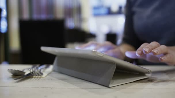 Vrouw in café tablet-Pc gebruiken om een bericht te verzenden — Stockvideo