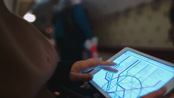 Femme utilise une tablette dans le métro — Video