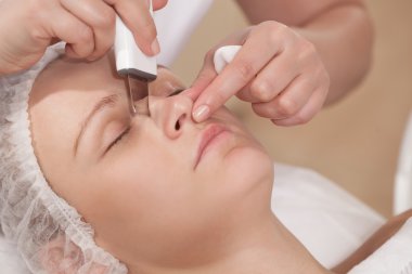 Yüz Güzellik tedavi salonu ültrasyon cihazları ile Temizleme