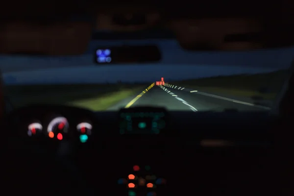 Carro dirigindo à noite — Fotografia de Stock