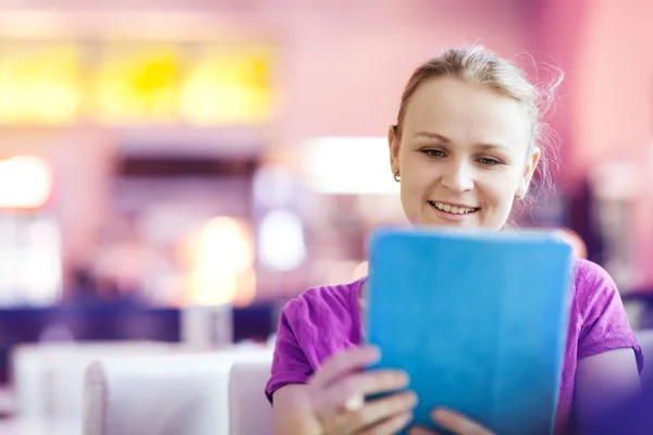 Mulher usando tablet PC no restaurante dentro de casa — Fotografia de Stock