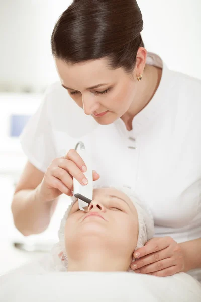 Ultrasonic facial cleaning at beauty treatment salon — Stock Photo, Image
