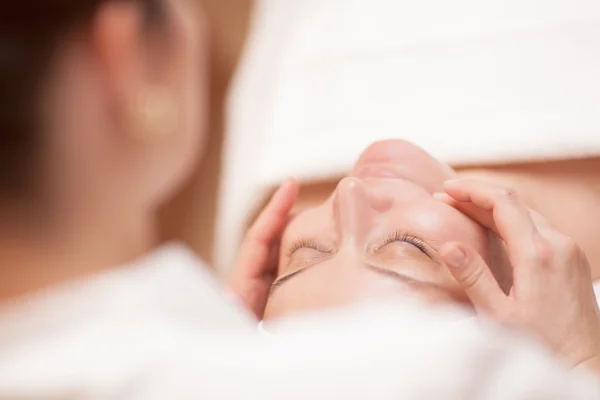 Mulher recebendo massagem facial profissional — Fotografia de Stock