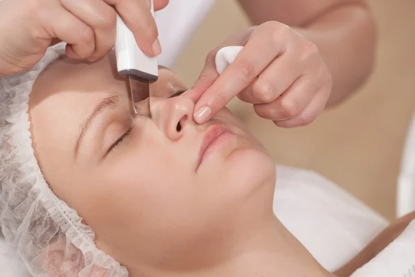 Face cleaning with ultrasonic equipment at beauty treatment salon — Stock Photo, Image