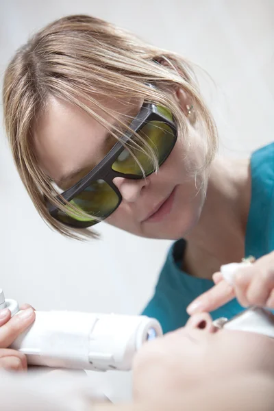 Traitement facial au laser dans une clinique de cosmétologie — Photo