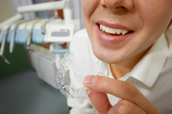 Uśmiechnięty mężczyzna trzyma silikonowe osłony jamy ustnej — Zdjęcie stockowe