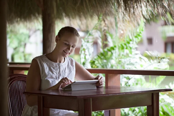 Mujer sonriente usando tableta en la cafetería durante las vacaciones —  Fotos de Stock