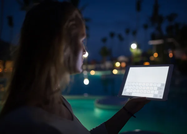 Žena turistické s podložkou na tropický resort v pozdě večer — Stock fotografie