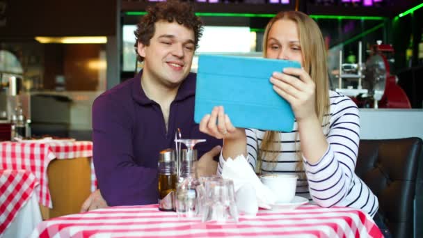 Casal falando Skype — Vídeo de Stock