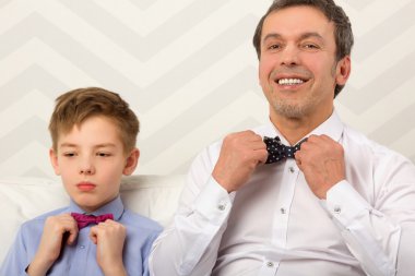 Baba ve oğul bowties ayarlama
