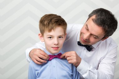 Babası ayarlama oğulları papyon
