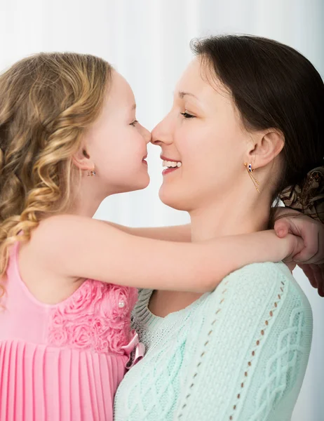 Mère et fille touchant le nez — Photo