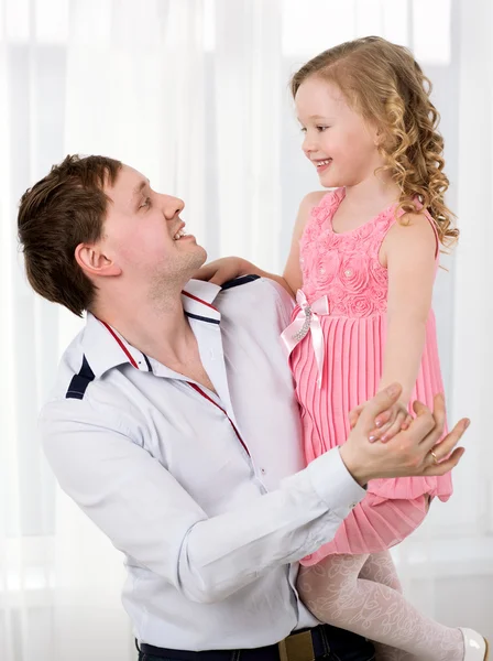 Pai segurando filha e eles dançando — Fotografia de Stock