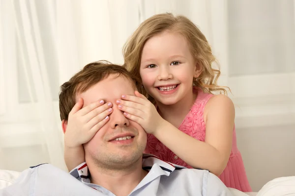 Lass Verstecken spielen, Papa — Stockfoto