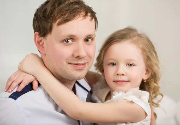 Glücklicher Vater mit seiner kleinen Prinzessin — Stockfoto