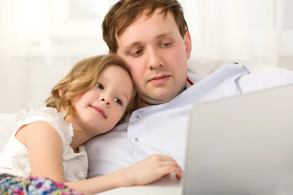 Baba ve küçük kızı dizüstü bilgisayar kullanarak — Stok fotoğraf