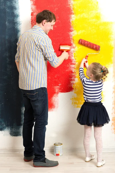 Pai e filha parede de pintura — Fotografia de Stock