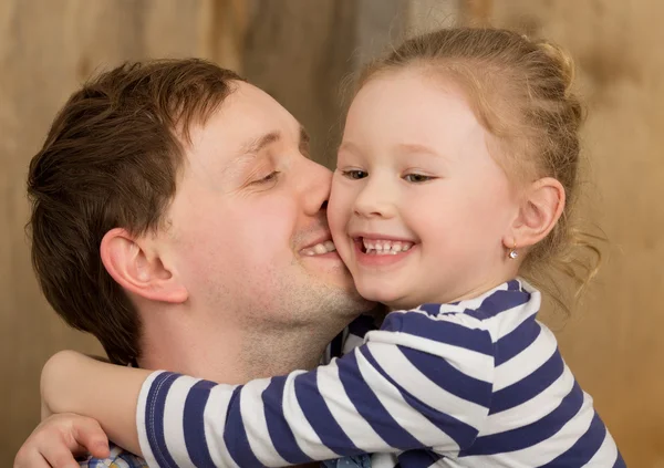 Szczęśliwy ojciec całowanie córeczkę — Zdjęcie stockowe