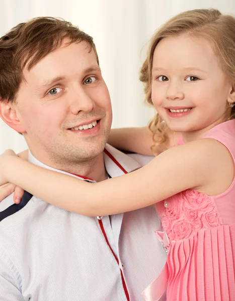 Schönes Porträt von Vater und kleiner Tochter — Stockfoto