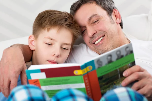 Filho e pai lendo livro juntos — Fotografia de Stock