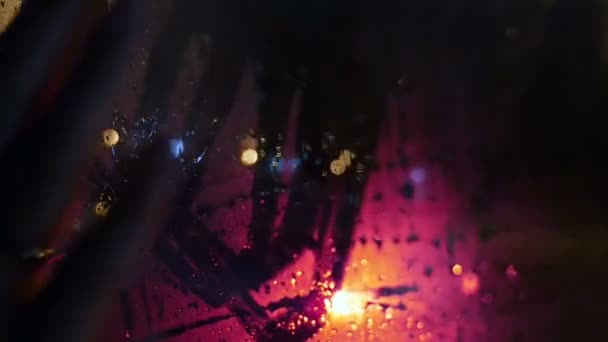 Vue de la ville à travers fenêtre de voiture humide et charmante