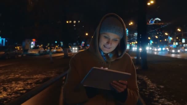 Avondwandeling in de stad met tablet computer — Stockvideo