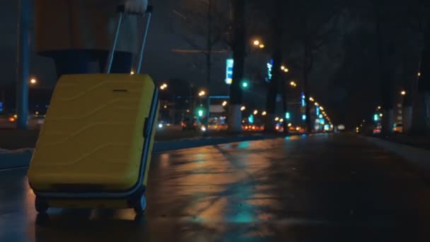 Женщина-путешественница, гуляющая по городу с сумкой для тележки — стоковое видео