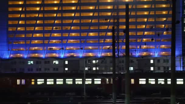 Timelapse del tren de cercanías en la ciudad por la noche — Vídeo de stock