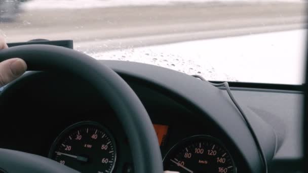 Im Winter mit dem Auto unterwegs — Stockvideo