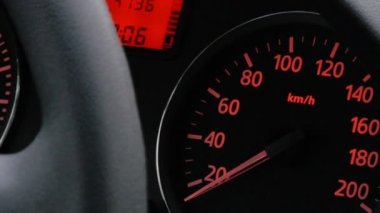 Yavaş ama emin adımlarla yarışı kazanır.