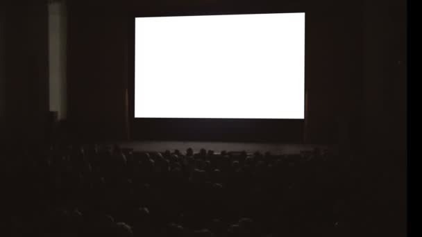 Mensen die genieten van de film in de bioscoop — Stockvideo
