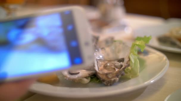 Tomando fotos de ostras con teléfono inteligente — Vídeo de stock