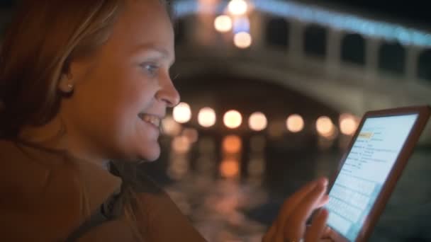 Femme bavarder sur le pad pendant la navigation de plaisance à Venise la nuit — Video