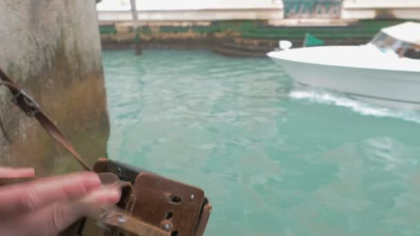 Mujer usando cámara retro en Venecia — Vídeos de Stock