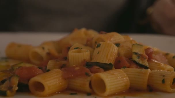 Mangiare delizioso piatto di pasta — Video Stock