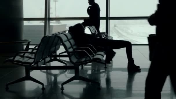 Pasajeros esperando en salón del aeropuerto — Vídeo de stock
