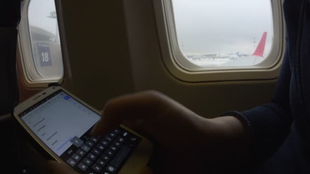 Navegación por Internet con teléfono inteligente en el avión — Vídeos de Stock