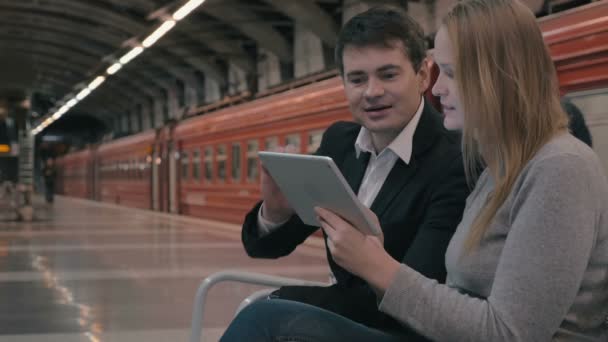 Jovens usando tablet PC no metrô — Vídeo de Stock