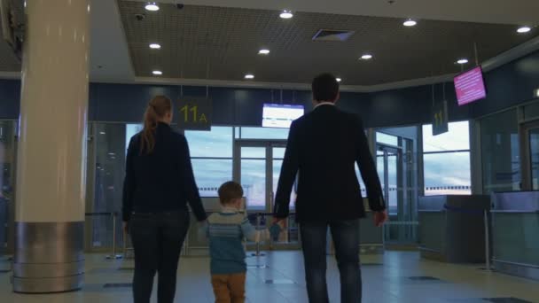 Padres e hijo en la terminal del aeropuerto — Vídeos de Stock