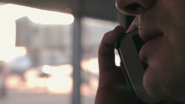 Il reste toujours en contact pendant le voyage