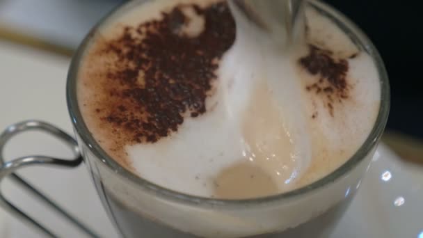 Tar välsmakande skum från kaffe — Stockvideo