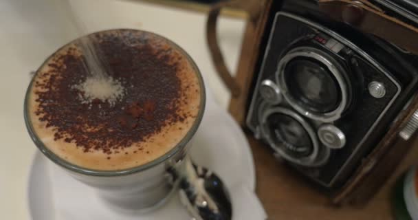 Despejar açúcar no café e agitar — Vídeo de Stock