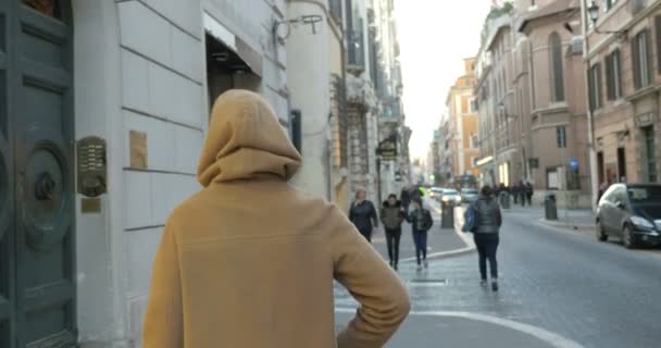 Mujer abriendo la puerta de entrada y entrando — Vídeos de Stock