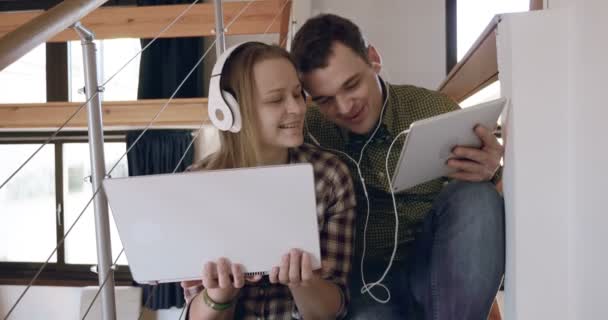 Homem e mulher relaxando com música em casa — Vídeo de Stock