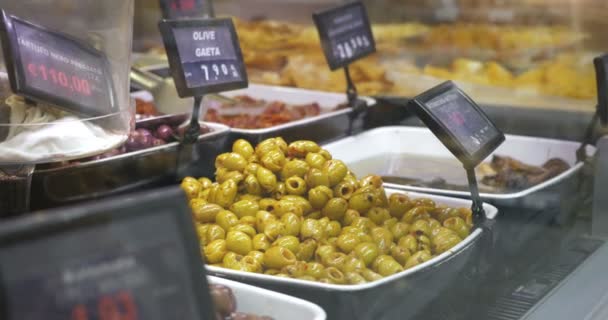 Oliven im Laden fotografieren — Stockvideo